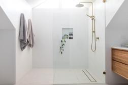 Benefits of Replacing Your Shower Curtain with a Glass Door